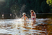 Kinder spielen im Wasser