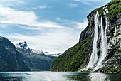 Blick auf Wasserfall am See