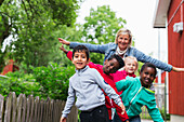 Mutter mit Kindern beim Spielen im Freien