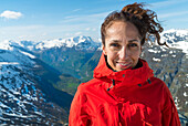 Porträt einer lächelnden Wanderin