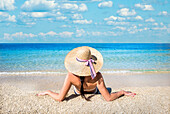 Frau entspannt am Strand