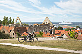 Paar mit Blick auf die Stadt