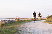 Männer beim Radfahren