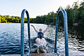 Glückliche Frau schwimmt im See