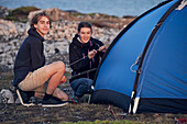 Junges Paar beim Camping