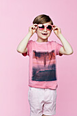 Lächelnder Junge auf rosa Hintergrund