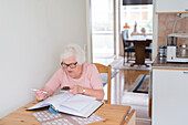 Ältere Frau mit Smartphone