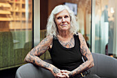 Porträt einer älteren Frau mit Tattoos