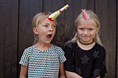 Zwei Mädchen mit Geburtstagshüten