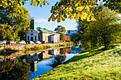 Gebäude am Fluss