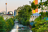 Menschen fahren Kajak auf dem Fluss