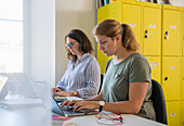 Frauen arbeiten am Laptop im Büro