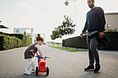 Vater mit Tochter auf dem Fahrrad