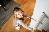 Mädchen auf einer Treppe stehend