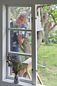Mann streicht Fenster