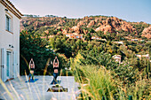 Zwei Frauen üben Yoga auf der Veranda