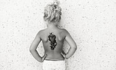 Mädchen mit Tattoo auf dem Rücken