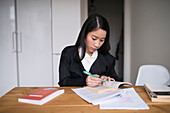 Junge Frau lernt zu Hause
