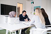 Menschen auf Besprechung im Büro