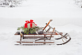 Schlitten mit Geschenk im Winter