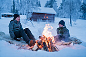 Kinder am Lagerfeuer