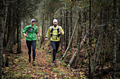 Mann und Frau beim Laufen im Wald