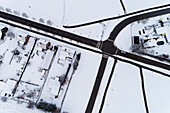 Luftaufnahme einer Straßenkreuzung im Winter