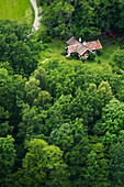 Luftaufnahme eines Hauses zwischen Bäumen