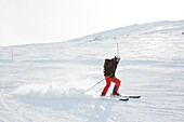 Mann beim Skifahren