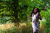 Mädchen rennt im Wald