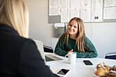 Frauen im Gespräch im Büro