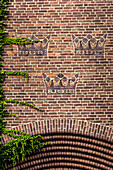 Backsteinmauer mit Kronen