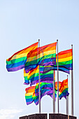 Regenbogenflaggen gegen den Himmel