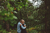 Älteres Paar umarmt sich im Wald