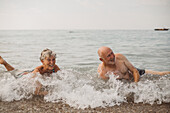 Älteres Paar beim Baden im Meer