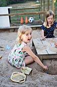 Mädchen spielen im Sandkasten