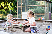 Mädchen spielen im Sandkasten