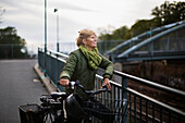 Reife Frau ruht sich während einer Fahrradtour aus