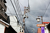 Strommasten in der Stadt