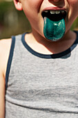 Junge mit blauer Zunge
