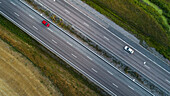 Autos auf der Autobahn, Luftaufnahme