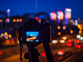 Kamera mit Bild einer belebten Straße auf dem Bildschirm
