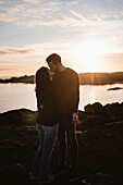 Paar küsst sich bei Sonnenuntergang
