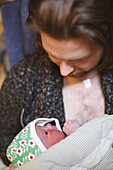 Vater mit neugeborenem Baby im Krankenhaus