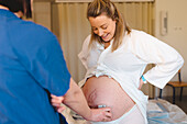 Medizinische Untersuchung einer schwangeren Frau