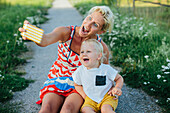 Mutter mit Tochter macht Selfie