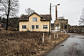 Haus in der Nähe einer alten Fabrik