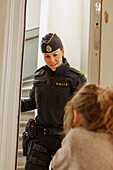 Polizistin in der Tür