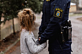 Polizistin umarmt Tochter