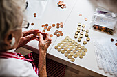 Frau beim Zählen von Münzen